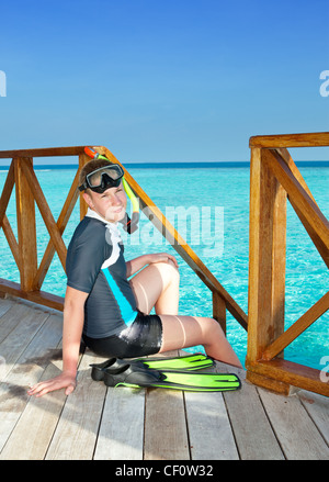 Adolescent avec palmes, masque et tube, à l'océan. Les Maldives. Banque D'Images