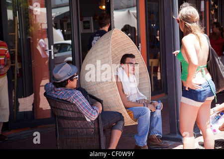 People hanging out at Old Biscuit Mill à Woodstock - Cape Town Banque D'Images