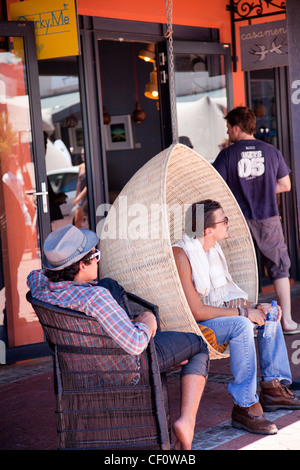 People hanging out at Old Biscuit Mill à Woodstock - Cape Town Banque D'Images