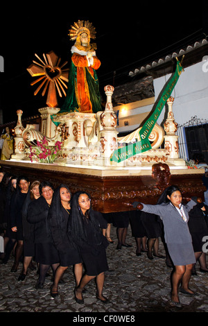 Vierge Marie procession, Las Dolorosas. Des femmes portant des Vierge Marie Sculpture dans Semana Santa à Antigua Guatemala Banque D'Images