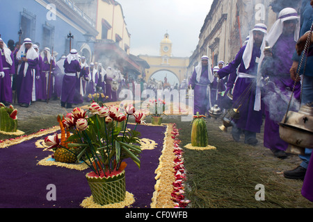 Décorées de magnifiques tapis pourpre pour Semana Santa procession au Guatemala Banque D'Images