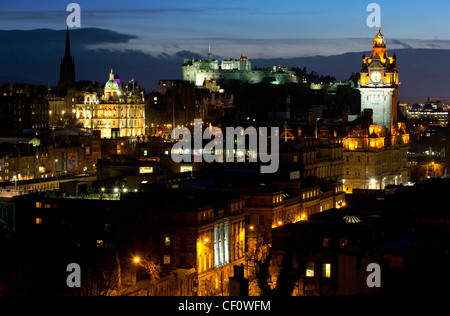 Vue depuis Calton Hill, à Édimbourg au château la nuit. Banque D'Images