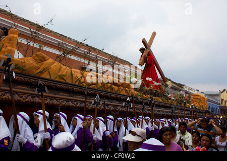 Jésus sculptures exerçant son épaule dans la semaine sainte d'Antigua Guatemala Banque D'Images