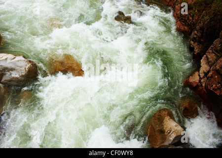 Stormy vert d'eau entre les rochers Banque D'Images