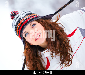 Belle jeune femme portrait, habillé en hiver en plein air avec désinvolture. Banque D'Images