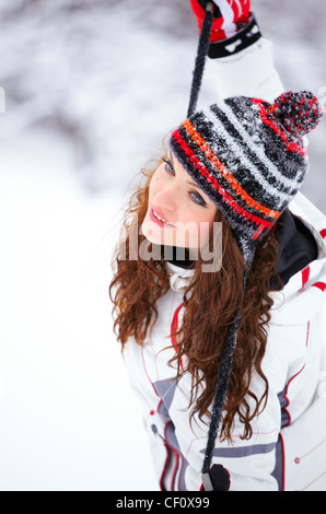 Belle jeune femme portrait, habillé en hiver en plein air avec désinvolture. Banque D'Images