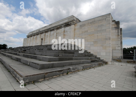 L'ancien autel de Pergamon comme modèle pour la tribune dans l'ancien lieu de rassemblement nazi à Nuremberg, Bavière, Allemagne Banque D'Images
