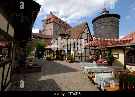 Le Handwerkerhof (Yard des artisans) à Nuremberg, Bavière, Allemagne. Handwerkerhof est un petit village médiéval avec la tour Frauentor, un ancien bras Banque D'Images