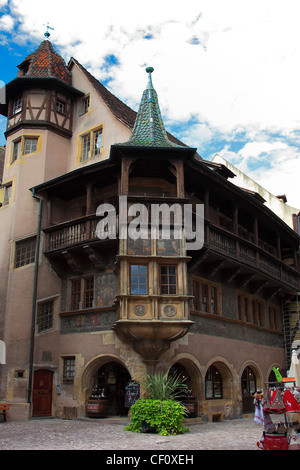 Volets colorés sur les bâtiments de la ville de Colmar, capitale de la région de production de vins d'Alsace, Alsace, France, Europe Banque D'Images