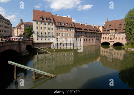 Heilig-Geist-Sital (hôpital du Saint-Esprit) sur la rivière Pegnitz à Nuremberg, Bavière, Allemagne. L'ancien hôpital et la maison de soins infirmiers ont été présentés à Banque D'Images