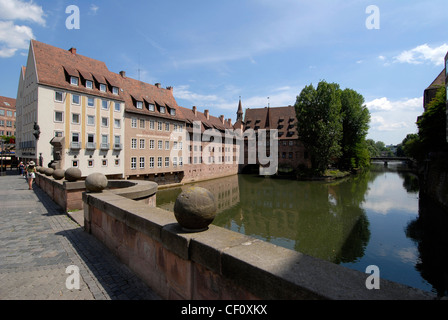 Heilig-Geist-Sital (hôpital du Saint-Esprit) sur la rivière Pegnitz à Nuremberg, Bavière, Allemagne. L'ancien hôpital et la maison de soins infirmiers ont été présentés à Banque D'Images