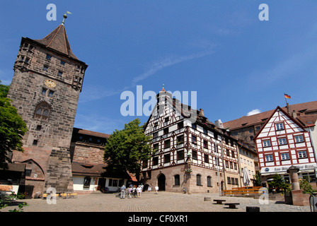 La Platz Am Tiergärtnertor (place Tiergärtnertor) se trouve à côté du mur de la ville médiévale et de la tour de la porte. Albrecht Durer, le plus grand peintre d'Allemagne et Banque D'Images