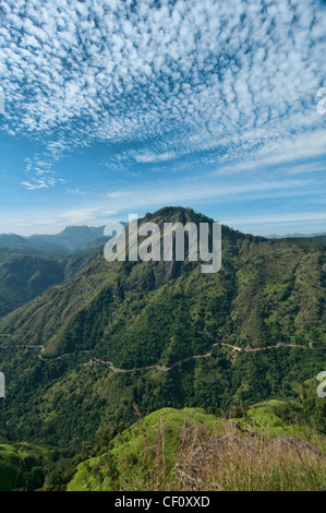 Voir à travers la belle Ella Gap de peu d'Adams Peak près de Ella, Sri Lanka Banque D'Images