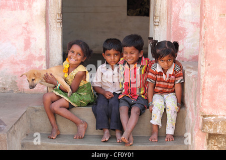 Les enfants en milieu rural avec l'animal de l'Andhra Pradesh en Inde du Sud Banque D'Images