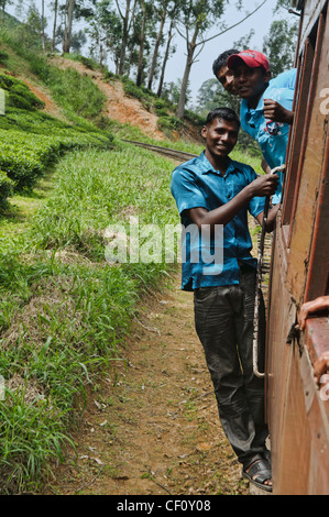 Équitation sur la voie ferrée à Haputale, dans la montagne de Sri Lanka Banque D'Images