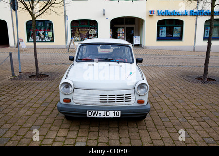 Trabant est-allemand jusqu'au parking des magasins. Banque D'Images