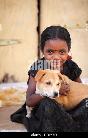 La fille rurale avec petit chien l'Andhra Pradesh en Inde du Sud Banque D'Images