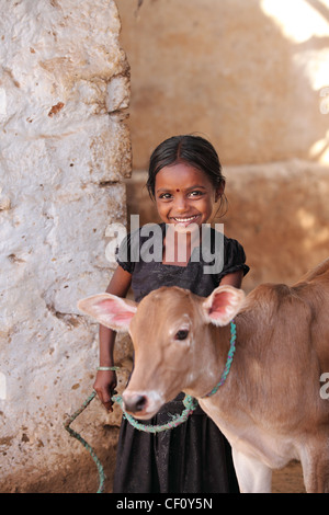 La fille rurale avec des bovins l'Andhra Pradesh en Inde du Sud Banque D'Images