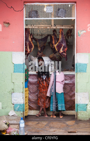 L'Afrique, l'Éthiopie, Harar, Butcher se penche au contraire à parler de deux jeunes filles Banque D'Images