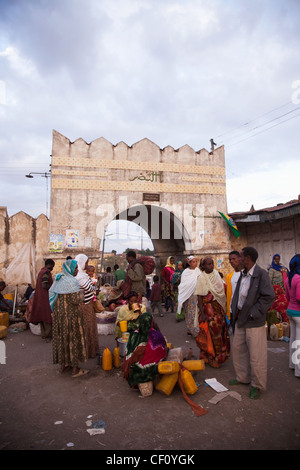 L'Afrique, l'Éthiopie, Harar, longue et les gens en dehors de Asmadin Ber gate Banque D'Images