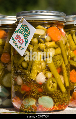 Légumes marinés en vente sur le marché, à Whistler, Colombie-Britannique, Canada Banque D'Images