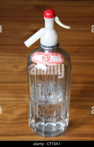 Vintage / Antique Seltzer soda syphon siphon bouteille avec l'eau. Le verre, côtelées. Banque D'Images