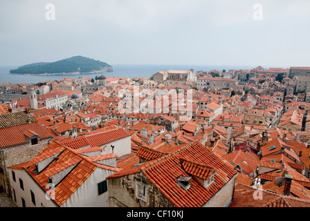 Vue élevée vers l'île de Lokrum, tour de ville, sur les murs de la vieille ville de Dubrovnik, Croatie Banque D'Images