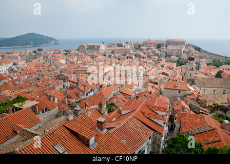 Vue élevée vers l'île de Lokrum, tour de ville, sur les murs de la vieille ville de Dubrovnik, Croatie Banque D'Images