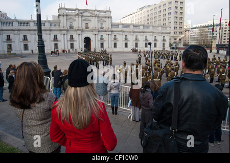 Changement de la garde au Palais de la Moneda, Santiago, Chili. Banque D'Images