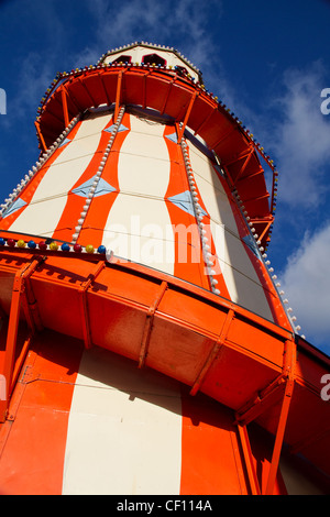 Helter Skelter orange et blanc sur la rive sud de Londres contre un ciel bleu. Banque D'Images