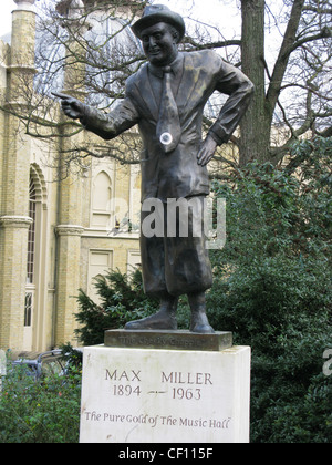 Statue de la légendaire comédien Max Miller dans Royal Pavilion Gardens Brighton East Sussex Banque D'Images