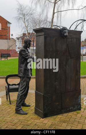 CS Lewis statue en bronze à Belfast par artiste Ross Wilson, commémorant le Lion, La Sorcière Blanche et l'armoire Banque D'Images