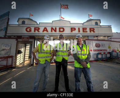 Les travailleurs de la construction en mettant la touche finale à la grande jetée, ruiné par un incendie, à Weston Super Mare , Avon , England UK Banque D'Images