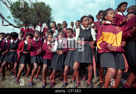 Photo par Roger Bamber : 1996 : Les écoliers noirs chanter dans la chorale de l'école à Port Elizabeth, Afrique du Sud. Banque D'Images