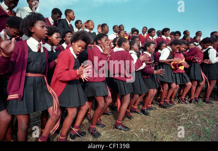 Les écoliers noirs chantent en choeur leur école à Port Elizabeth, Afrique du Sud. Banque D'Images