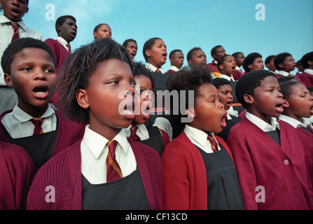 Les écoliers noirs chanter dans la chorale de l'école à Port Elizabeth, Afrique du Sud. Banque D'Images