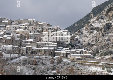 Vue sur les maisons de la petite ville de montagne de Castelsaraceno village situé à l'intérieur du Parc National de la Basilicate en Italie Banque D'Images