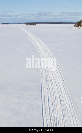 Vue aérienne de route de motoneige sur le lac de glace en hiver , Finlande Banque D'Images