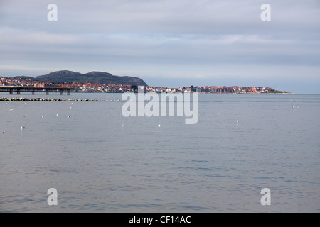 La station balnéaire de la Galles du nord et Colwyn Bay Rhos on Sea avec le grand orme à Llandudno dans l'arrière-plan. Banque D'Images