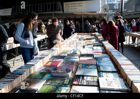 Les gens parcourant des livres à la bookstalls sous le pont de Waterloo, , South Bank, Londres, UK Banque D'Images