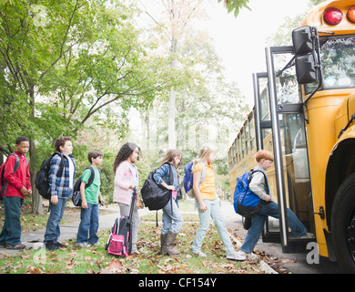 Les enfants montent sur school bus Banque D'Images