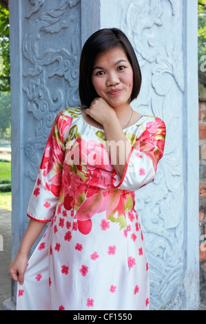 College student girl avec Ao Dai dress, Hanoi, Vietnam Banque D'Images