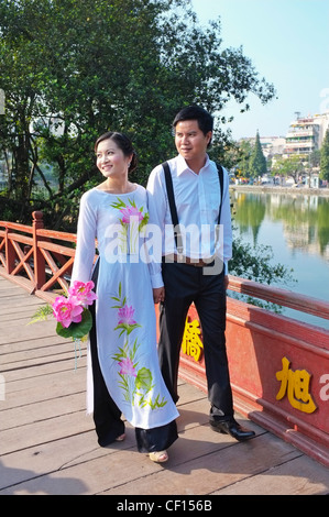 Couple sur le pont de Huc, Hoan Kiem, Hanoi, Vietnam Banque D'Images