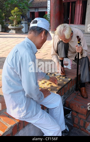 Deux hommes jouant aux Échecs Chinois (Xiangqi game, Jade Mountain temple, Hanoi, Vietnam Banque D'Images