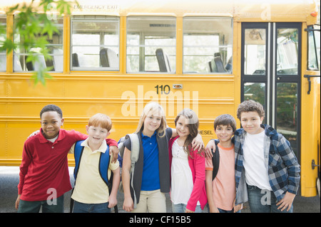 Enfants en attente pour les autobus scolaires Banque D'Images