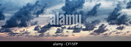 Spectaculaire Panorama de ciel nuageux (recueillies à partir de plusieurs photos) Banque D'Images