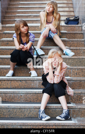Les adolescentes se détendre sur une étapes Banque D'Images