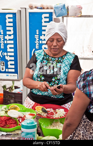 Genial cook femme indigène portant foulard se prépare pour l'avocat en salade cuisine extérieure au marché du vendredi parc Llano Oaxaca Banque D'Images