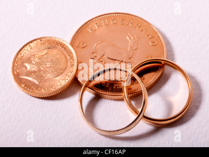 Or, l'OR KRUGERRAND PIÈCES SOUVERAIN ET DE MARIAGE Banque D'Images