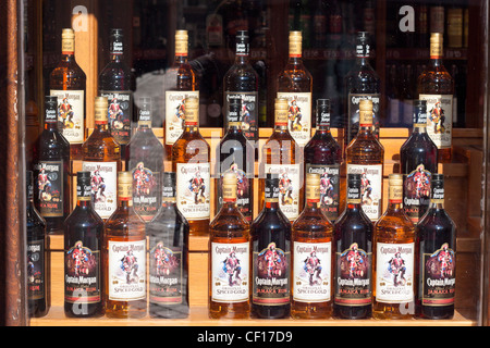 Duty free shop window affiche avec bouteilles d'origine, Captain Morgan Caraïbes Jamaïque le rhum. Main Street, Gibraltar. Banque D'Images